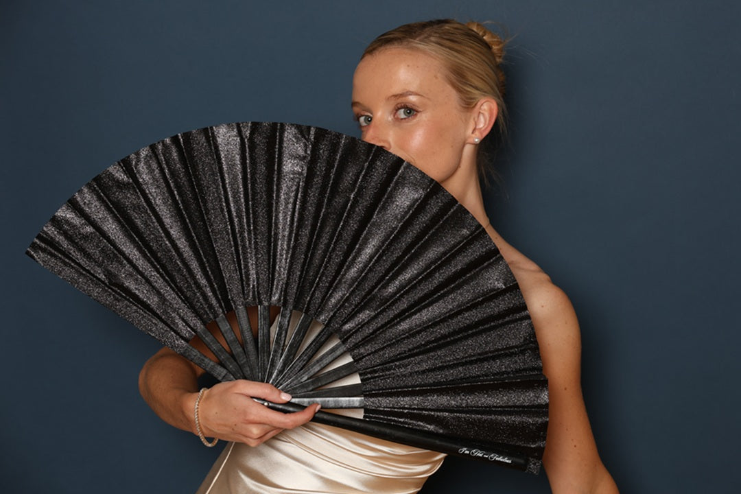 XL Folding Hand Fans vs. Standard Fans: What’s the Real Difference?