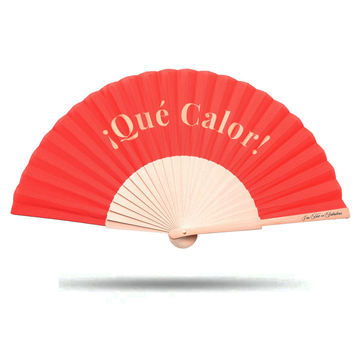 Red hand fan with 'Qué Calor' text on a white background